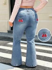 Rivivi 大码女式牛仔裤，蝴蝶结，樱桃刺绣，做旧，磨损下摆，喇叭腿 - 中等水洗藍 - 查看 1