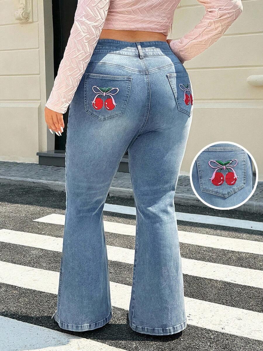Rivivi 大码女式牛仔裤，蝴蝶结，樱桃刺绣，做旧，磨损下摆，喇叭腿 - 中等水洗藍 - 查看 1