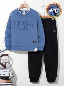 SHEIN 2 Peças Conjunto de Moletom e Calça Sólida para Meninos Pré-Adolescentes, Casual, Letra 3D Relevo, Gola Careca, 2 em 1, Adequado para Ir e Vir, Escola, Uso Diário, Viagem, Esportes, Primavera/Verão/Outono/Inverno, Fleece, Reforçado - Azul - Visão 1