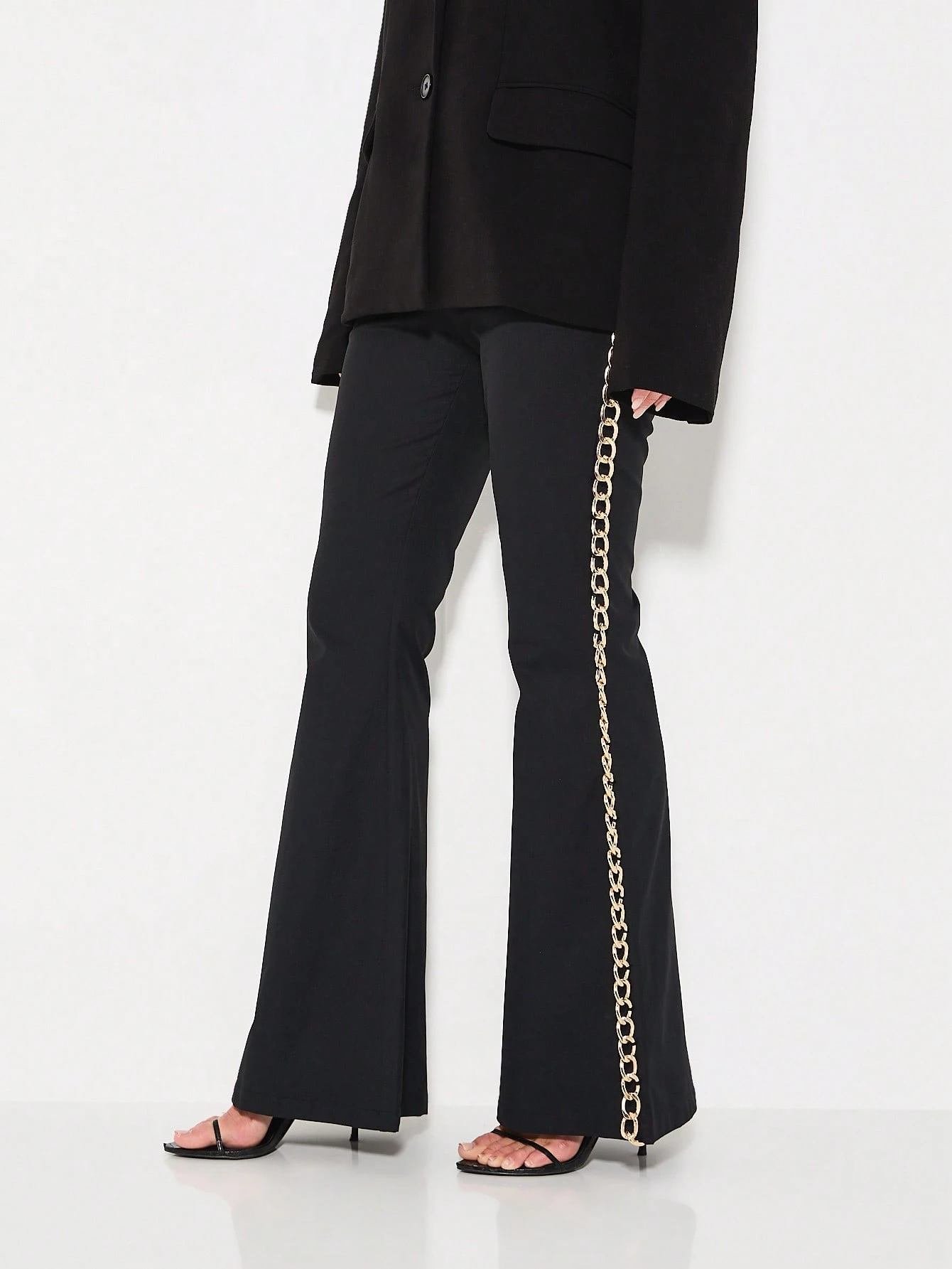 KIZN Pantalon évasé taille haute avec détail chaîne dorée