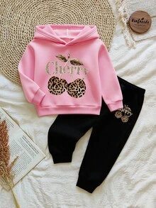 SHEIN Playful Pals 2件套女宝宝套装，乡村简约豹纹樱桃字母图案连帽卫衣和羊毛裤，适合秋冬出游 - 彩色 - 查看 3