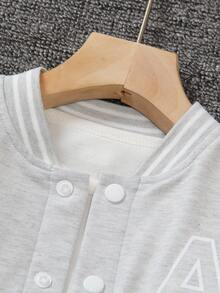 SHEIN Explorewe Bộ 2 món cho bé trai - Áo len dệt kim màu đen có tay áo màu trắng và in chữ "A" ở phía trước, kết hợp với quần nỉ in họa tiết phù hợp. Cổ áo, tay áo và gấu áo có gân tạo sự thoải mái. Thường ngày, thể thao, phù hợp mặc hàng ngày vào mùa xuân/thu, đi học, du lịch - Nhiều màu - Xem 3