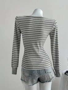 Elamini Áo thun cổ tròn tay dài ôm sát, vải sọc đen trắng, không cổ, khóa kéo nửa, cài nút, thiết kế tối giản, phong cách đường phố thường ngày, trang phục cổ điển, đa năng cho phụ nữ vào mùa xuân/thu - Xám - Xem 2