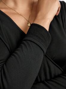 SHEIN Vestido de maternidad de unicolor con escote cruzado en V, manga larga, ajustado y elegante para lactancia - Negro - Ver 6