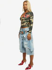 SUMWON WOMEN Áo thun tay dài cổ chữ V in họa tiết ngụy trang với họa tiết chữ màu đỏ cho trang phục thường ngày trong lễ hội - xanh quân đội - Xem 3