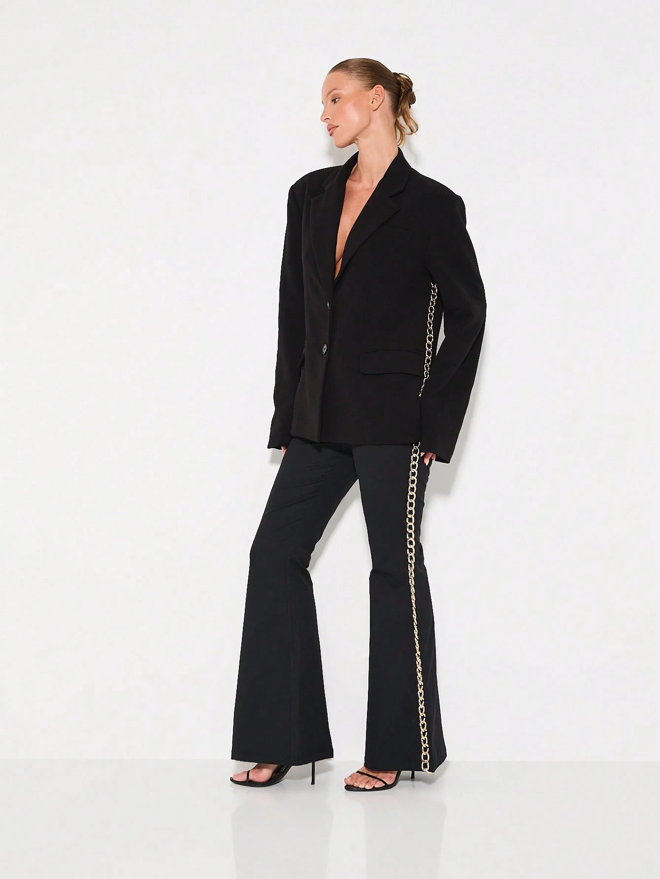KIZN Pantalon évasé taille haute avec détail chaîne dorée