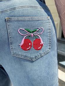 Rivivi 大码女式牛仔裤，蝴蝶结，樱桃刺绣，做旧，磨损下摆，喇叭腿 - 中等水洗藍 - 查看 2