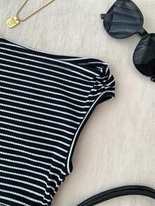 SHEIN 少女白色针织休闲简约波尔卡圆点印花不对称褶皱短款上衣，适合春夏季休闲个性造型日常穿着 - 黑與白 - 查看 4