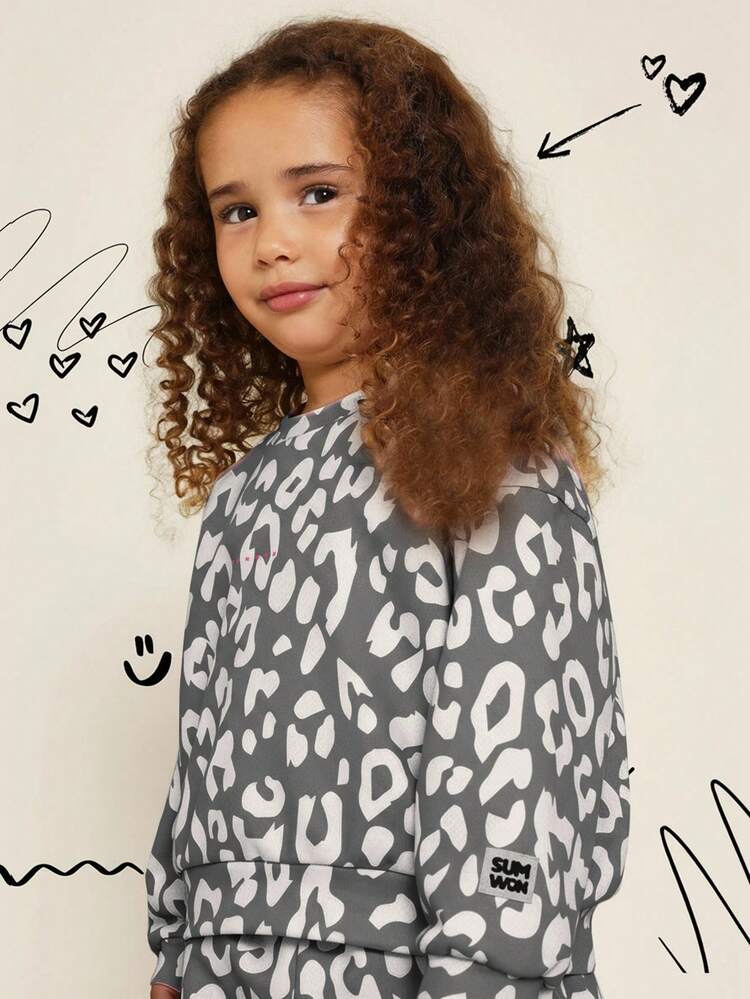 アニマルプリントのスウェットシャツとジョガーパンツのセット