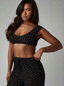 MISSGUIDED Ensemble pyjama ample à jambes larges avec motif floral mignon et doux. Haut court à encolure dégagée et manches courtes, avec pantalon à taille élastique. Tenue de détente et de nuit confortable. - Noir - Voir 3