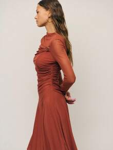 Nöista 砖红色不对称连衣裙，温暖复古色调，轻盈垂坠面料，褶皱设计，肩部金属环点缀。修身剪裁，不对称剪裁，展现曼妙身姿，百搭百搭，适合城市通勤、正式场合以及秋冬季外出。 - 咖啡棕 - 查看 5