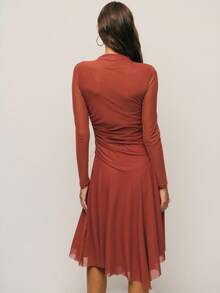 Nöista 砖红色不对称连衣裙，温暖复古色调，轻盈垂坠面料，褶皱设计，肩部金属环点缀。修身剪裁，不对称剪裁，展现曼妙身姿，百搭百搭，适合城市通勤、正式场合以及秋冬季外出。 - 咖啡棕 - 查看 2