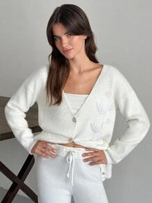 EURMUSE Cardigan femme à boutons devant avec détail de poche, fleur brodée en laine poilue de couleur unie - Blanc - Voir 5