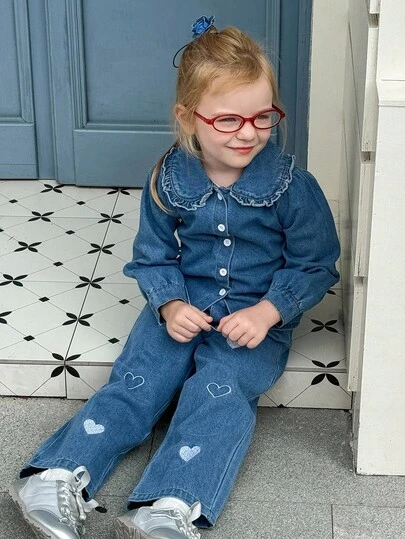 SHEIN Playful Pals 2 件套年轻女孩彼得潘领牛仔衬衫上衣和心形刺绣牛仔裤休闲装，适合户外玩耍或舒适的家居穿着