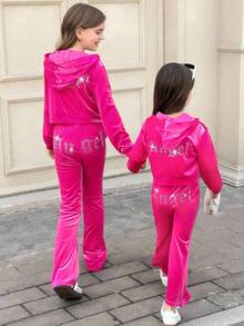 SHEIN Serisse Kids Bộ 2 món đồ cho bé gái, áo hoodie nhung họa tiết chữ đính đá và quần ống loe, quần nỉ, trang phục, dễ thương, giản dị và cổ điển, tuyệt vời cho trang phục thường ngày và đi học hàng ngày vào mùa hè và mùa thu, cho Giáng sinh - Màu Hồng Tươi - Xem 10