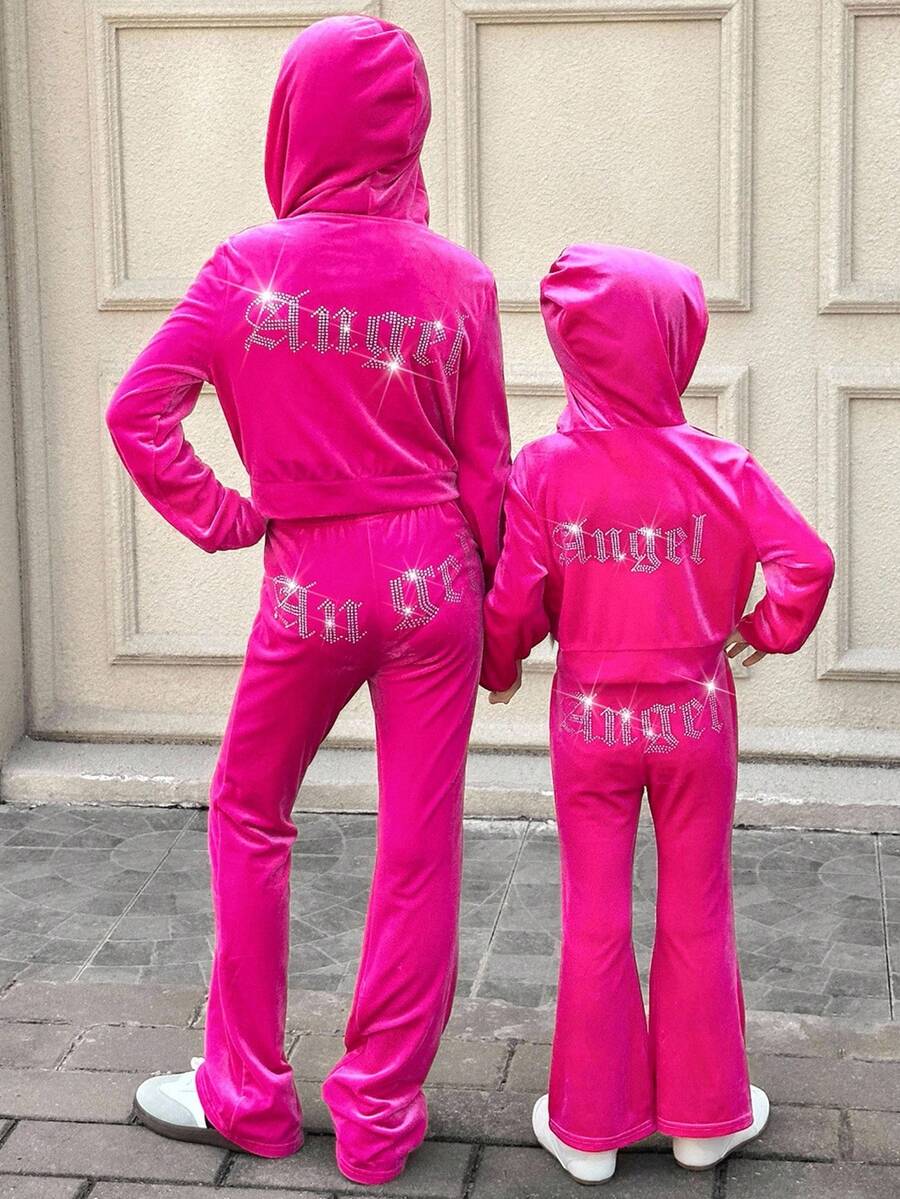 SHEIN Serisse Kids Bộ 2 món đồ cho bé gái, áo hoodie nhung họa tiết chữ đính đá và quần ống loe, quần nỉ, trang phục, dễ thương, giản dị và cổ điển, tuyệt vời cho trang phục thường ngày và đi học hàng ngày vào mùa hè và mùa thu, cho Giáng sinh - Màu Hồng Tươi - Xem 1