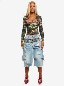 SUMWON WOMEN Áo thun tay dài cổ chữ V in họa tiết ngụy trang với họa tiết chữ màu đỏ cho trang phục thường ngày trong lễ hội - xanh quân đội - Xem 2