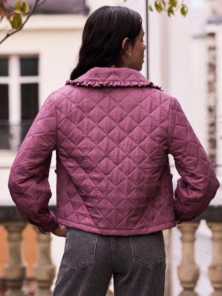 Veste matelassée rose poussiéreux d'automne avec col volant et devant boutonné. Vêtements pour femmes d'automne. Veste violette d'automne et d'hiver pour femmes