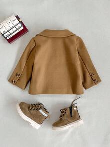 SHEIN Jaket Bayi Laki-laki Gaya Retro Inggris Warna Cokelat Muda, Mantel Kancing dengan Kerah Tebal, Pakaian Ulang Tahun Musim Gugur, Mantel Luar Kasual Sederhana Versi Korea untuk Musim Dingin - Coklat - View 2