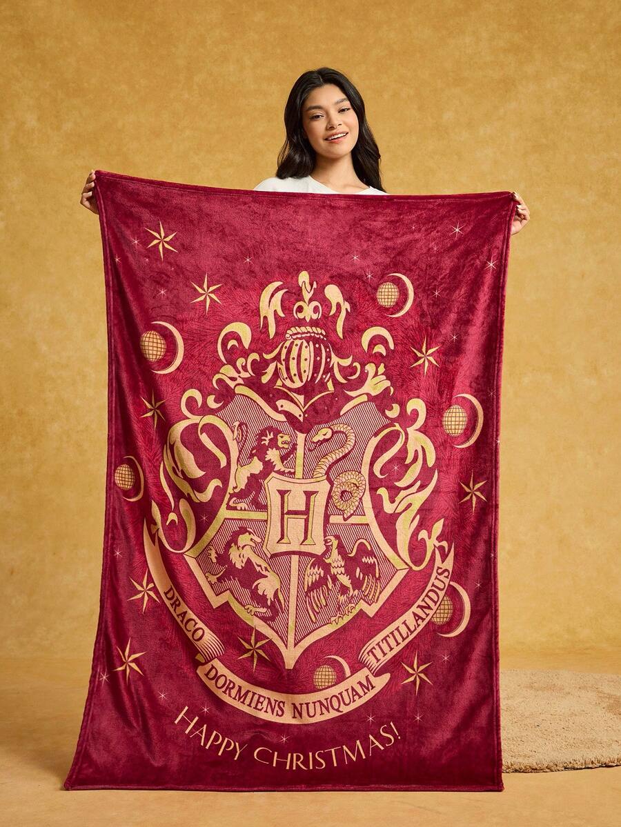 HARRY POTTER X SHEIN 1 Pieza Manta de franela con patrón escolar rojo clásico, suave y cálida, sin desprendimiento, disponible en varios tamaños, adecuada para sofá, cama, siesta, Navidad, ideas de regalo - Burdeos - Ver 1