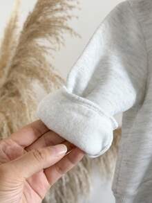 SHEIN Playful Pals 1 套幼儿字母印花 Polo 领运动衫和运动裤套装，秋冬 - 米色 - 查看 8