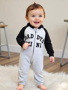 SHEIN Jumpsuit Bayi Abu-abu Muda Musim Gugur Lucu Seragam Keluarga Berkerudung dengan Resleting untuk Bayi Laki-laki, Motif Huruf Mini untuk Ayah, Blok Warna, Bodysuit Bayi Baru Lahir Musim Gugur - MultiWarna - View 1