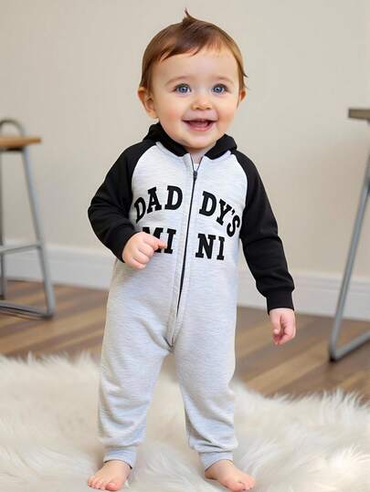 SHEIN 婴儿连体衣，灰黑撞色设计，带帽，胸前印有英文字母，拉链闭合，适合秋冬季节穿着，也适合圣诞节、婚礼、生日、周年纪念日等正式场合。适合男婴秋冬季服装、新生儿、男婴套装、儿童男童连体衣。男婴拉链连体衣，婴儿运动服，男婴服装，可爱男婴连体衣，爸爸迷你连体衣，爸爸迷你婴儿套装，爸爸迷你婴儿服装，秋季款