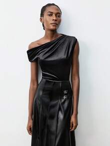 Maija Blusa de mujer de diseño asimétrico con hombro fruncido en terciopelo negro, nueva colección Otoño/Invierno 2025. Adecuada para uso elegante y romántico en el trabajo, eventos sociales, fiestas, aeropuerto y uso diario.