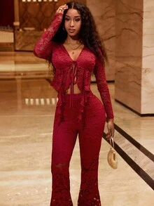 Lureya Top à manches longues en dentelle bordeaux sexy pour femmes avec col volant et pantalon évasé ajusté. Ensemble sexy deux pièces moulant pour l'automne/hiver