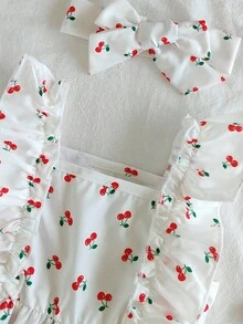 SHEIN Vintaside Kids 这款露背连衣裙采用粉白格纹设计，搭配可爱的草莓印花，清新自然。裙身肩部饰有荷叶边，完美诠释夏日时尚优雅活泼可爱的气息。A字版型，采用轻盈透气的面料，适合节日派对、一周年婚礼、景点拍照等场合穿着。 - 紅白色 - 查看 3