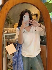 DAZY Damen V-Ausschnitt Lässig Minimalist besticktes Kurzarm T-Shirt Sommer Preppy Tops