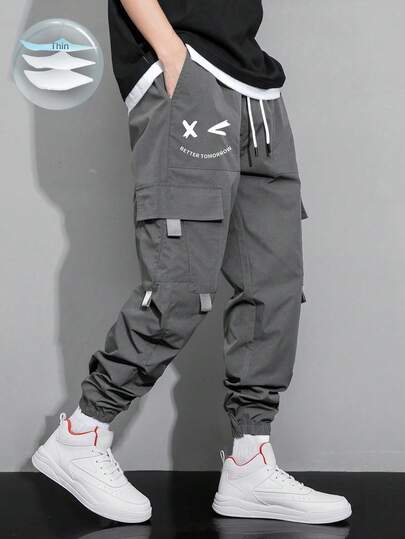 Claim Dot Pantalones cargo con bolsillo con solapa, cordón en la cintura y gráfico con eslogan para hombres, para otoño