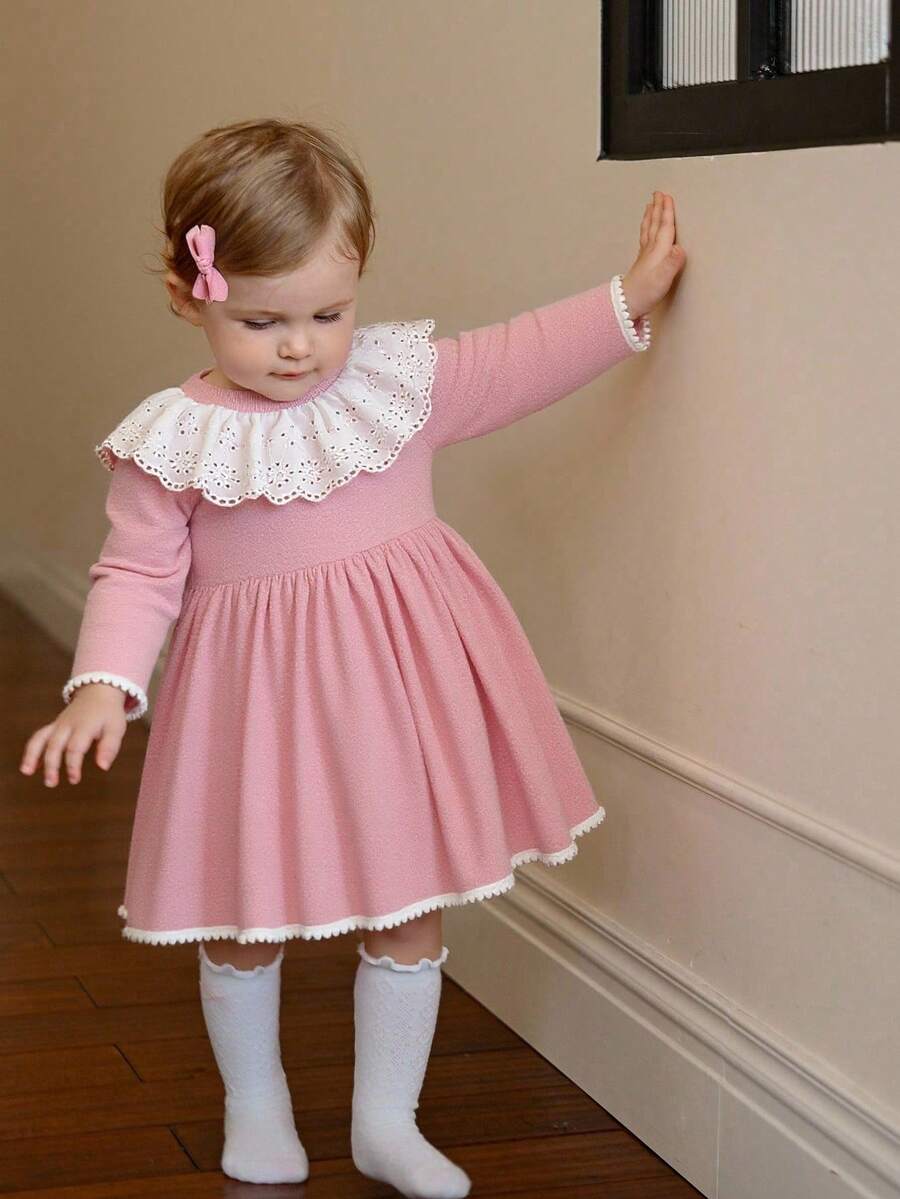 SHEIN 女宝宝纯色圆领荷叶边下摆长袖A字裙。荷叶边圆领设计，优雅大方。荷叶边长袖A字廓形，时尚动感。无论是玩耍还是参加家庭聚会，宝宝都能成为最闪耀的存在。 - 粉色 - 查看 1