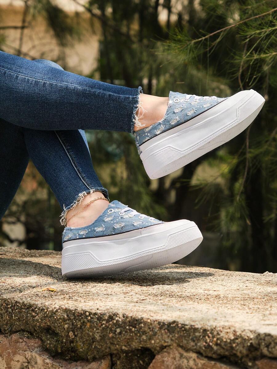 Elegantes, con plataforma. Estos tenis son ideales para ocasiones casuales, encuentros informales o paseos donde se busca una apariencia pulida y moderna - Azul - Ver 1