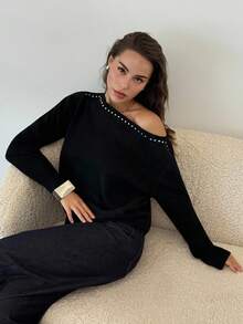 Aloruh Suéter holgado de punto casual con decoración de remaches vintage y hombro asimétrico, color negro