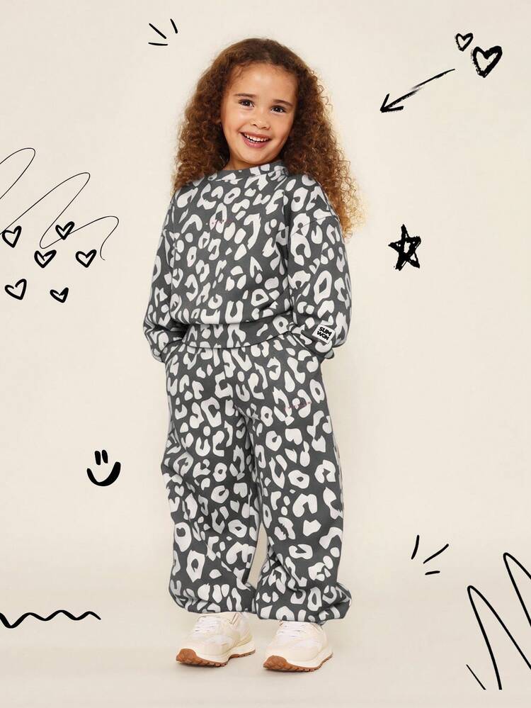 アニマルプリントのスウェットシャツとジョガーパンツのセット
