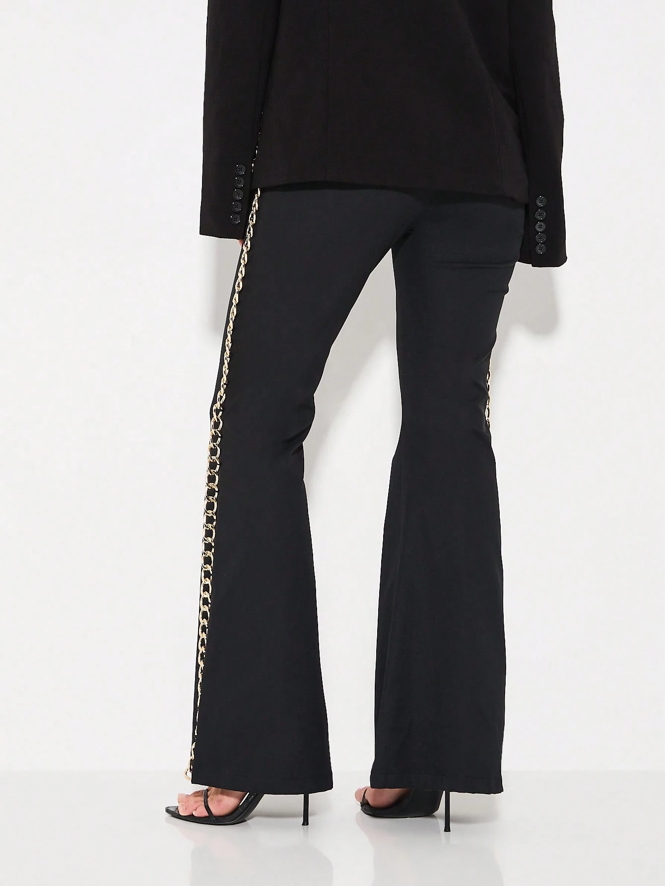 KIZN Pantalon évasé taille haute avec détail chaîne dorée