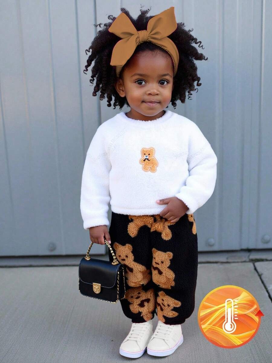 SHEIN 2 Stücke Baby Mädchen Herbst/Winter Mode süßer Streetstyle weiße flauschige Rundhals Langarmbluse mit Panda Abzeichen Dekor, kombiniert mit bedruckter schwarzer Bär Fellhose Set, geeignet für Zuhause Fotoshootings und Schule