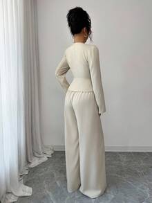 Elenzga Elegante set con blusa a maniche lunghe e scollo a V, vita stretta in modo unico con orlo asimmetrico, abbinata a pantaloni ampi a gamba larga. Un set elegante e professionale, adatto per le celebrazioni del Ringraziamento e di Ognissanti. Adatto per occasioni casual da ufficio. - Albicocca - Visualizzare 2