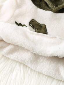 SHEIN 2件套男婴保暖恐龙图案连帽卫衣和裤子套装，舒适时尚休闲，适合室内、室外、日常穿着、运动、派对、秋冬季节度假穿着。冬季男婴服装，恐龙图案，男婴运动服，男婴连帽衫套装，秋季必备。 - 橄欖綠 - 查看 5