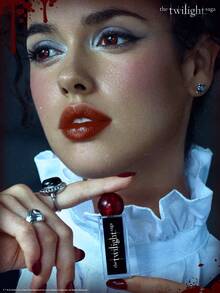 The Twilight Saga X SHEGLAM Immortality Tinte de Labios-Wolf Pack Marca Belleza Maquillaje Cosmético para Mujeres Niñas Perfecto para Otoño Invierno Ideal para Y2K Elegante Moda Adecuado para Cumpleaños Navidad Presente Fiesta Listo Mejor Color