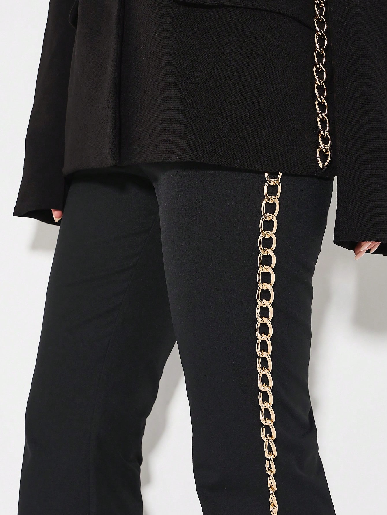 KIZN Pantalon évasé taille haute avec détail chaîne dorée
