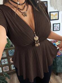 Flirla 大码夏季休闲纯色V领荷叶边袖短下摆T恤 - 棕色 - 查看 6