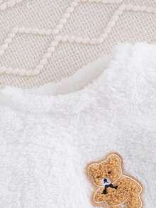 SHEIN 2 Stücke Baby Mädchen Herbst/Winter Mode süßer Streetstyle weiße flauschige Rundhals Langarmbluse mit Panda Abzeichen Dekor, kombiniert mit bedruckter schwarzer Bär Fellhose Set, geeignet für Zuhause Fotoshootings und Schule