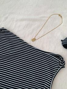 SHEIN 少女白色针织休闲简约波尔卡圆点印花不对称褶皱短款上衣，适合春夏季休闲个性造型日常穿着 - 黑與白 - 查看 3