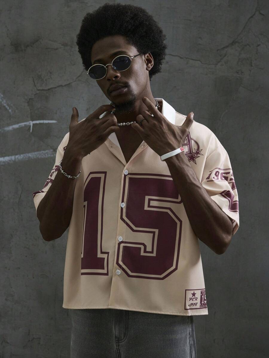 Manfinity Roghcode 男士休闲运动纽扣数字印花短袖短款衬衫 男士短款针织上衣 - 卡其色 - 查看 1