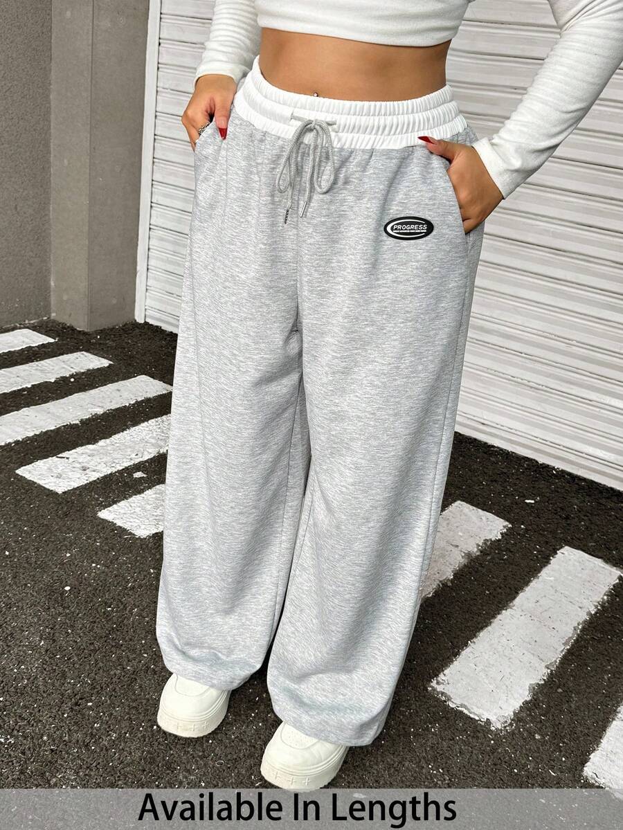 SHEIN PETITE CURVE Calça de Moletom Casual Larga com Cordão na Cintura e Bolsos, Estampa de Letra, Plus Size, Roupas para Formatura, Volta às Aulas, Roupas de Professora para Mulheres, Volta às Aulas - Cinza Claro - Visão 1