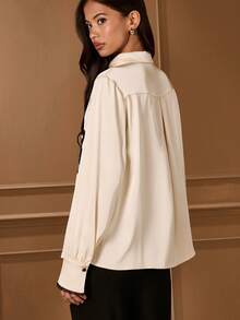 Lilora 女士经典纯色缎面撞色花卉装饰领扣长袖衬衫，优雅秋冬装 - 杏色 - 查看 2