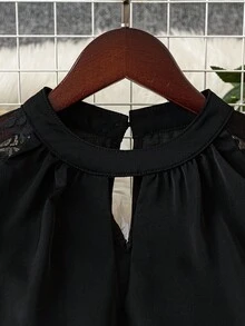 SHEIN Clasi 对比色蕾丝锁眼领口插肩袖衬衫，长袖上衣