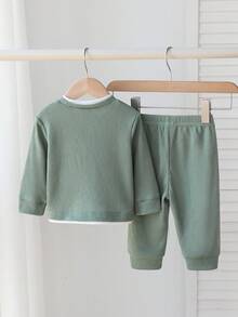 SHEIN Playful Pals Bộ đồ 2 món cho bé trai sơ sinh/trẻ nhỏ: áo dài tay cổ tròn phối màu và quần dài cùng màu, thích hợp cho dã ngoại, mặc thường ngày, thể thao và tiệc tùng. Bộ đồ màu xanh lá nhạt cho bé trai, quần áo màu nâu mocha cho bé trai, bộ đồ thể thao màu xanh lá cây, bộ đồ màu xanh lá cây cho bé trai, bộ đồ sơ sinh cho bé trai, bộ quần áo cho bé trai, bộ đồ mùa thu đông. - màu xanh lá - Xem 2